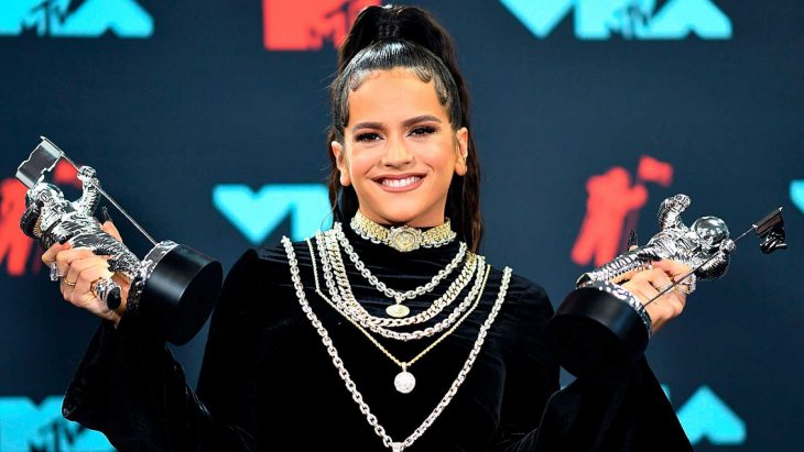 La cantante española Rosalía sostiene los MTV VMA que obtuvo en la ceremonia de premiación 2019