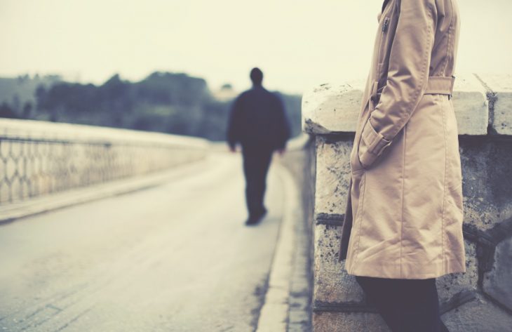 Mujer viendo cómo se va un hombre