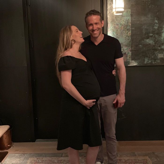 Ryan Reynolds abrazando a su esposa Blake Lively mientras ella sostiene su vientre de embarazo