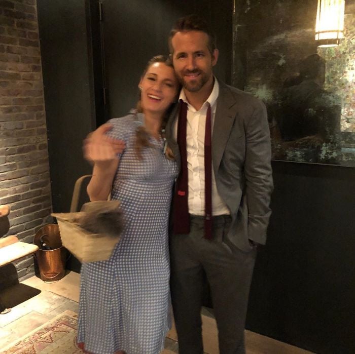 Ryan Reynolds y Blake Lively abrazados mientras ella está vestida de Dorothy