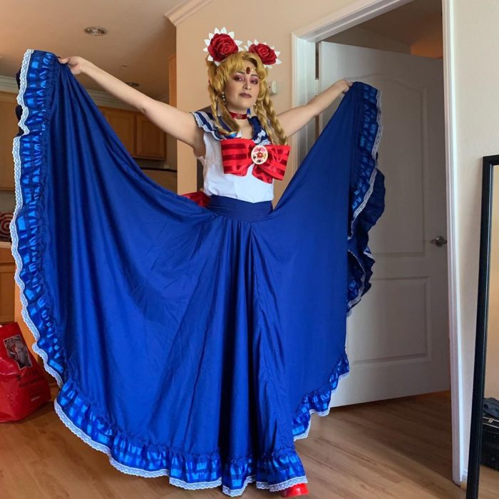 Destiny Mendoza, cosplay de Sailor Moon mexicana con falda folklórica