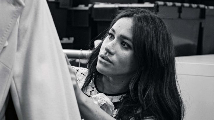 Meghan Markle revistando un saco, foto en blanco y negro