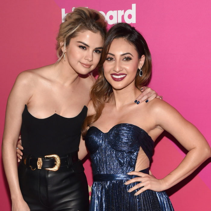 Selena Gomez y Francia Raisa posando para una foto en los premios billboard 