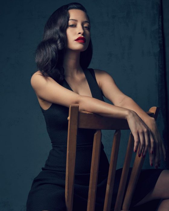 Christian Serratos actriz que interpretará a Selena en la serie de Netfix. Sentada en una silla posando en una sesión de fotos 