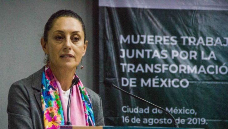 Claudia Sheinbaum hablando frente a un micrófono en un evento