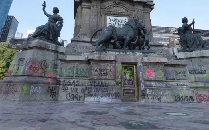 Pintas en el Ángel de la Independencia después de la marcha feminista