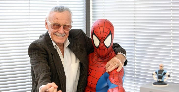 Stan Lee posa con una figura tamaño real de Spider-Man en su oficina