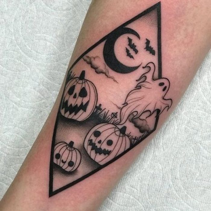 Tatuaje de halloween, fantasma y murciélagos en plantío de calabazas