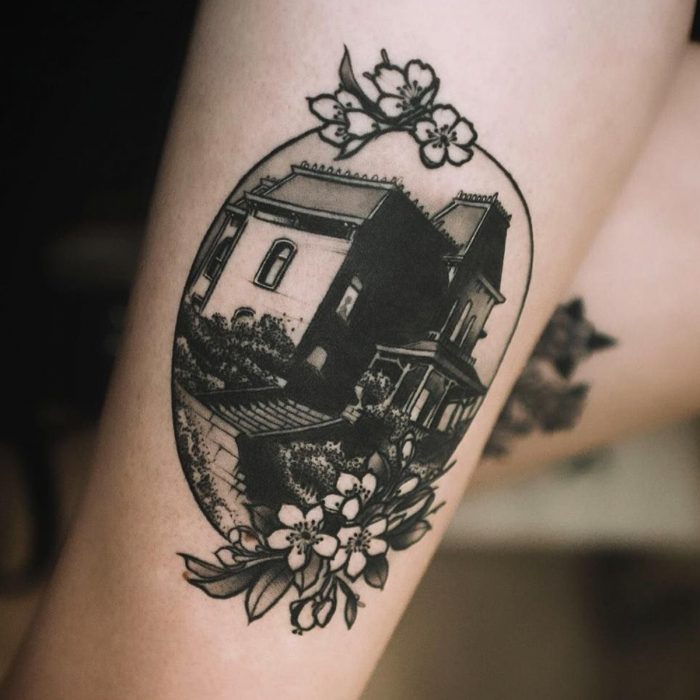 Tatuaje de halloween, Motel Bates con flores de cerezo 