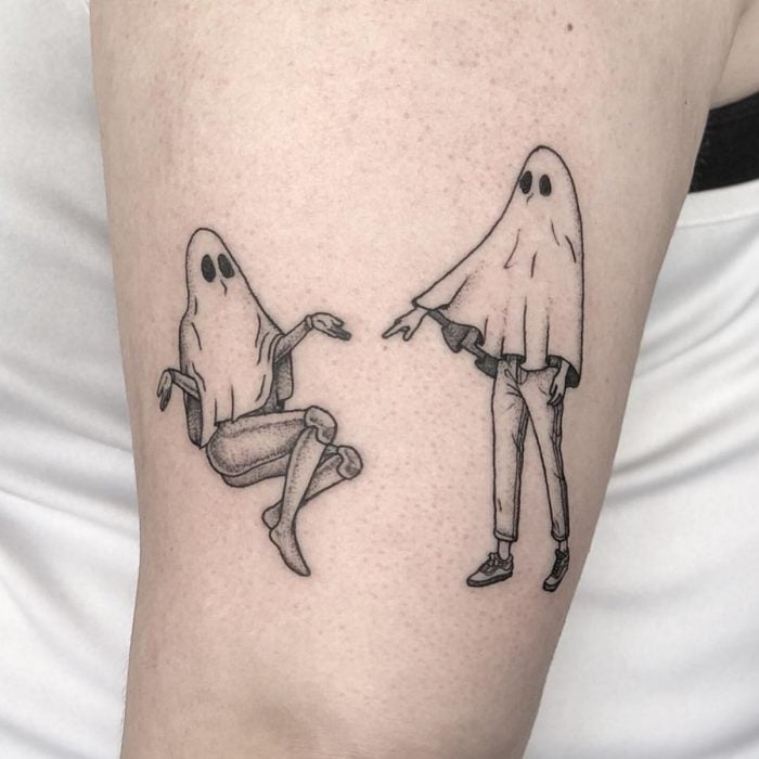 Tatuaje de halloween, personas disfrazadas de fantasmas