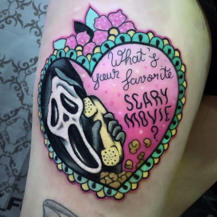 Tatuaje de halloween, Scary Movie en un corazón colorido