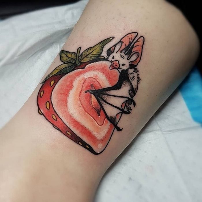 Tatuaje de halloween, murciélago comiendo una fresa