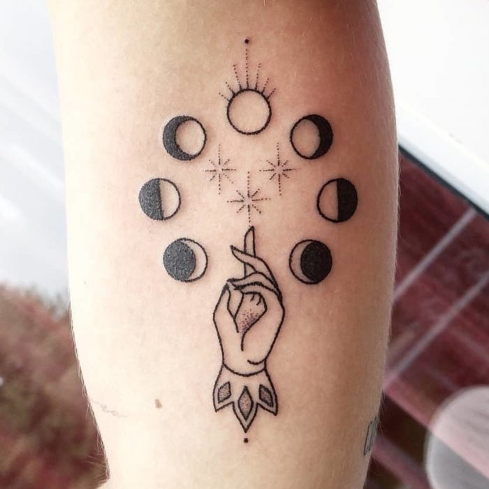 Tatuaje de halloween, fases lunares en estilo minimalista