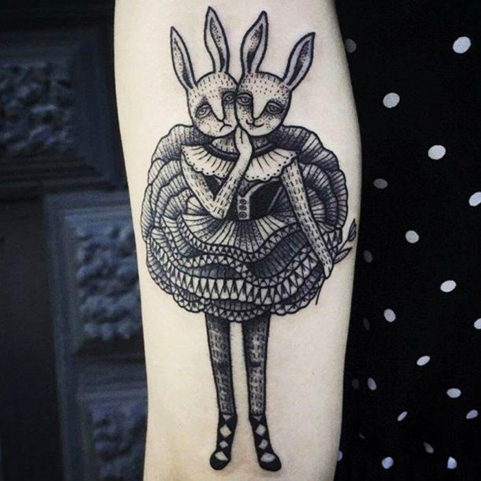 Tatuaje de halloween, conejo con dos cabezas y traje de bailarina
