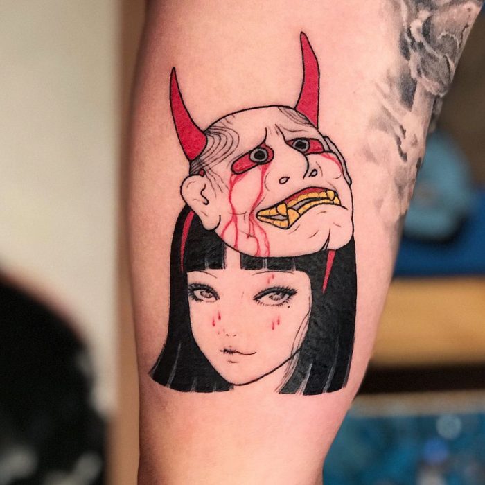 Tatuaje de halloween, Tomie de Junji Ito con máscara Hannya