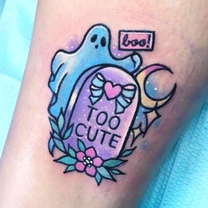 Tatuaje de halloween, fantasma en una tumba con estilo kawaii