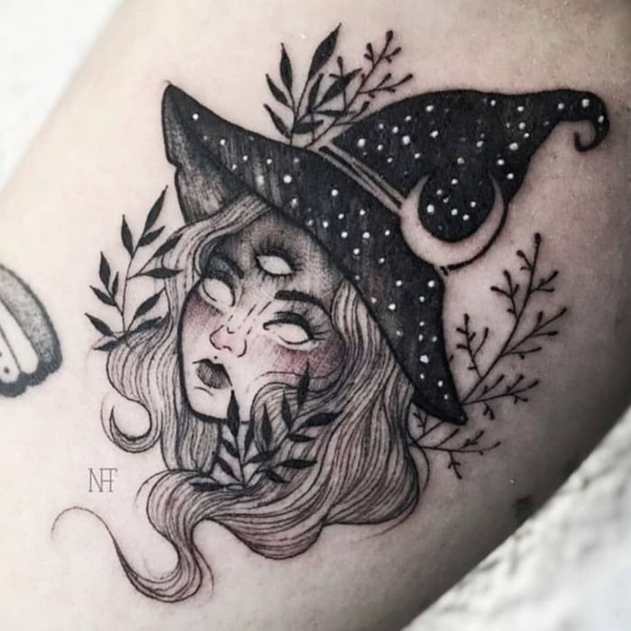 Tatuaje de halloween, bruja con sombrero y tres ojos en blanco y negro