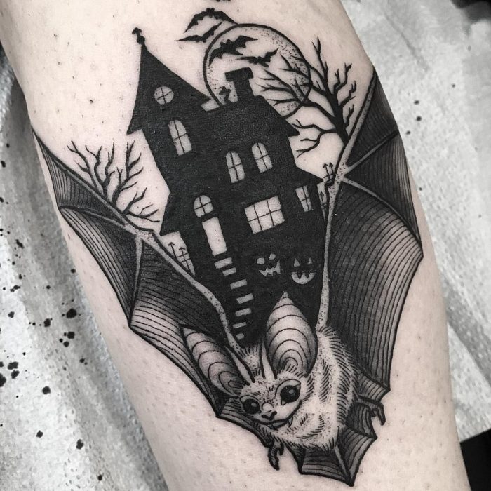 Tatuaje de halloween, casa embrujada con murciélago en blanco y negro