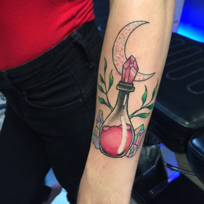 Tatuaje con una botella con esencia mágica inspirado en Hocus Pocus