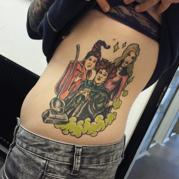 Tatuaje en el abdomen con el rostro de las hermanas Sanderson en Hocus Pocus 