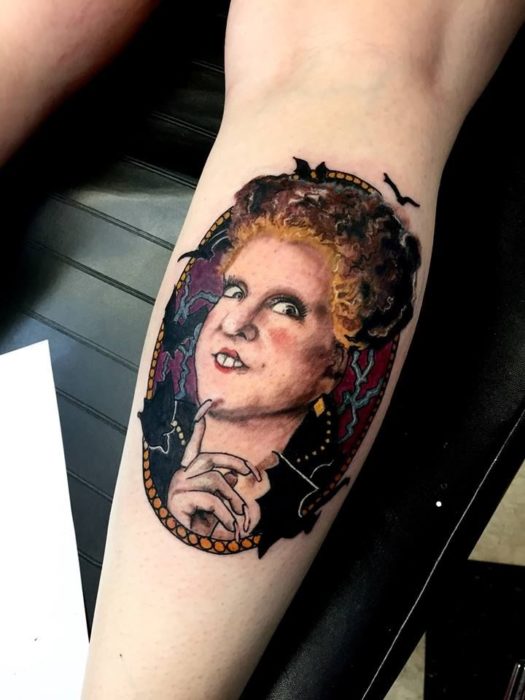 Tatuaje en una pierna con el rostro de Sarah Sanderson en Hocus Pocus 