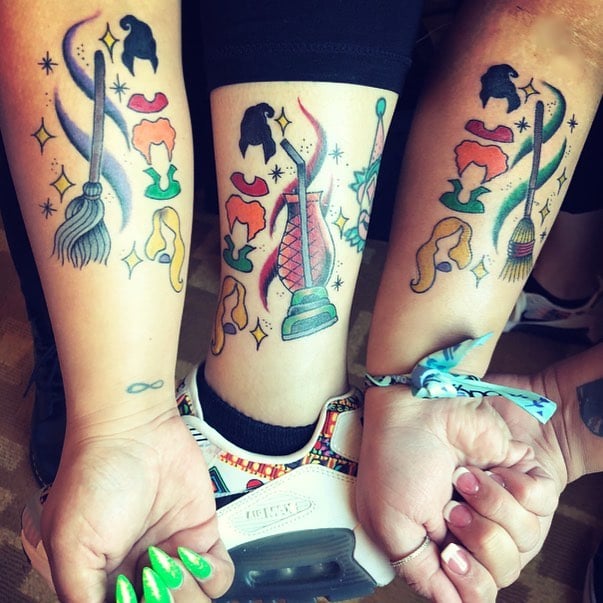 Tatuajes en los brazos inspirados en Hocus Pocus y las hermanas Sanderson 