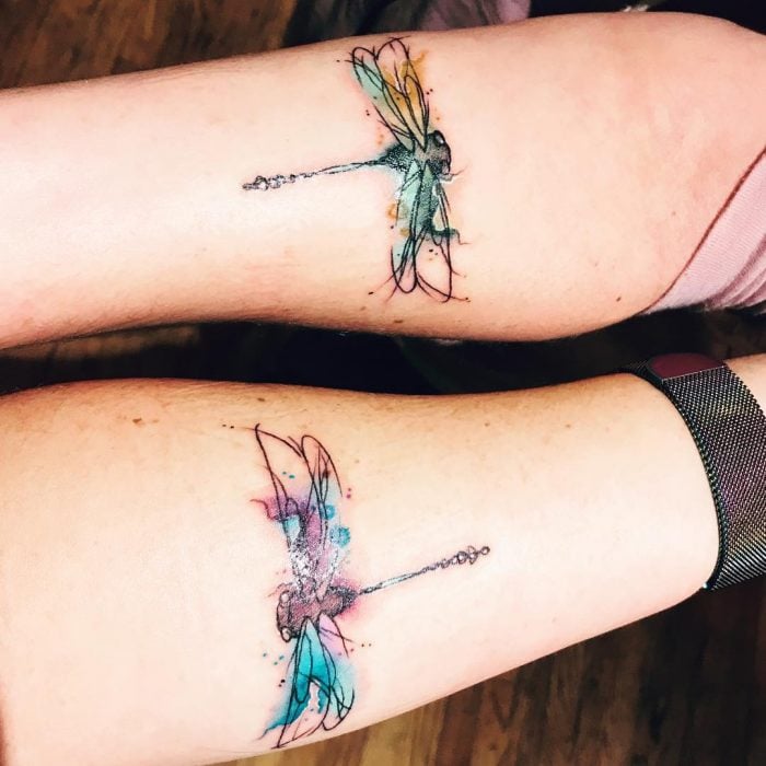 Tatuajes de libélulas con efecto acuarela 