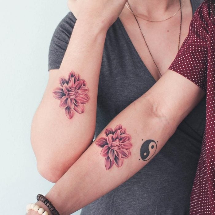 Tatuaje femenino con flor de loto color vino