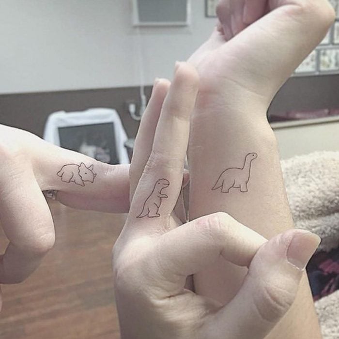Tatuajes de dinosaurios en líneas para amigas