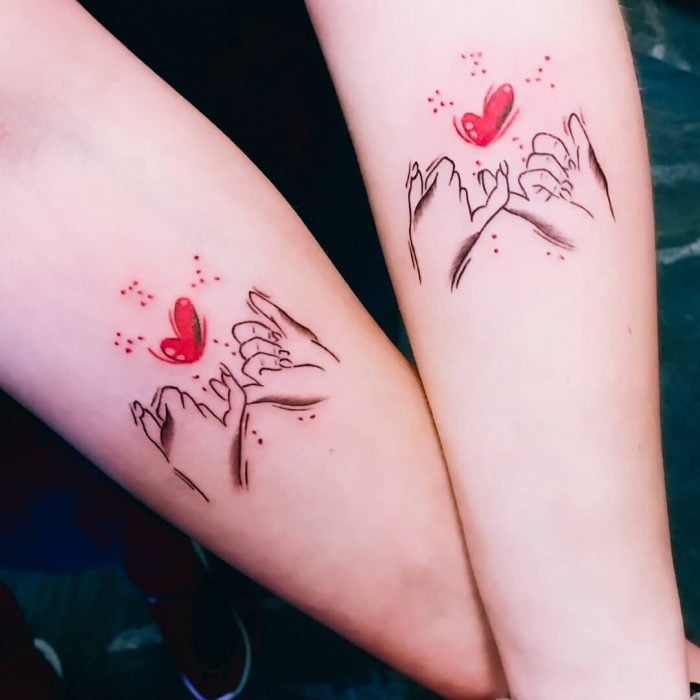 Tatuaje para amigas sellando una promesa