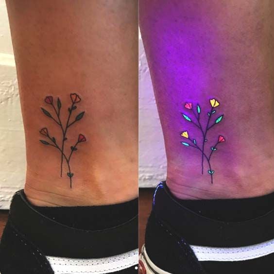 Tatuaje con ramo de flores con efecto ultravioleta en los pétalos 