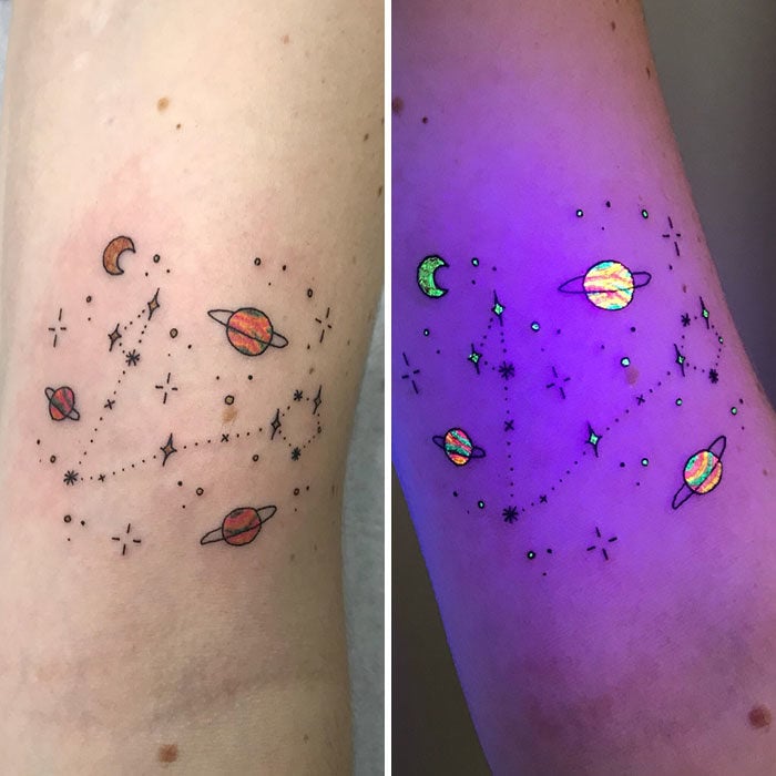 Tatuaje con efecto ultravioleta que simula el sistema solar