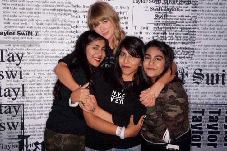 Taylor Swift junto a Ayesha Khurram en una reunión para fans 