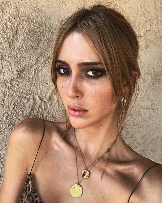 Teddy Quinlivan es la primera modelo transgénero de Chanel, tomando una selfie