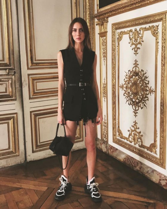 Teddy Quinlivan es la primera modelo transgénero de Chanel, modelando un vestido en negro con tenis deportivos