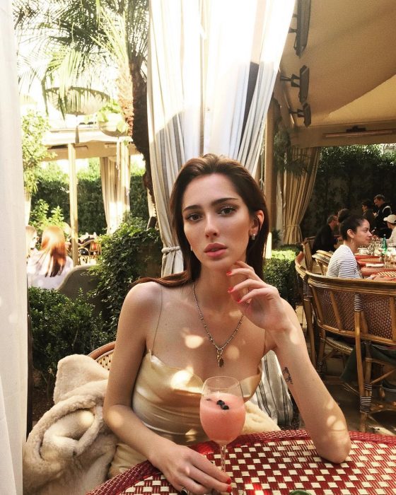 Teddy Quinlivan es la primera modelo transgénero de Chanel, sentada bebiendo un licuado de fresa