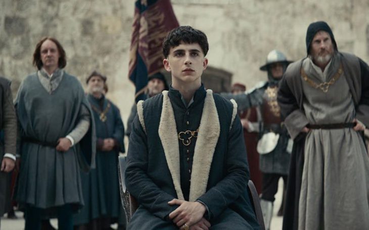 Timothée Chalamte como el rey Enrique V de Inglaterra, Hal.