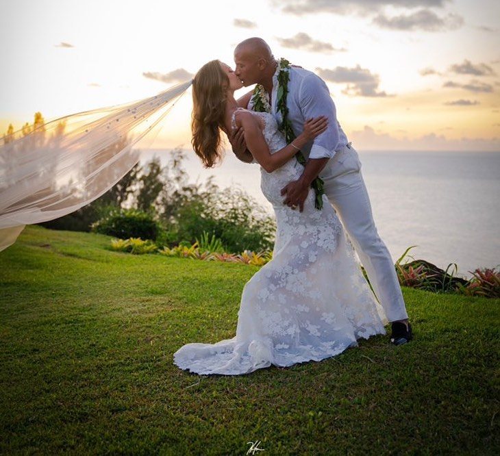 Dwayne Johnson besando a Lauren el día de su boda mientras está de fondo la puesta de sol 