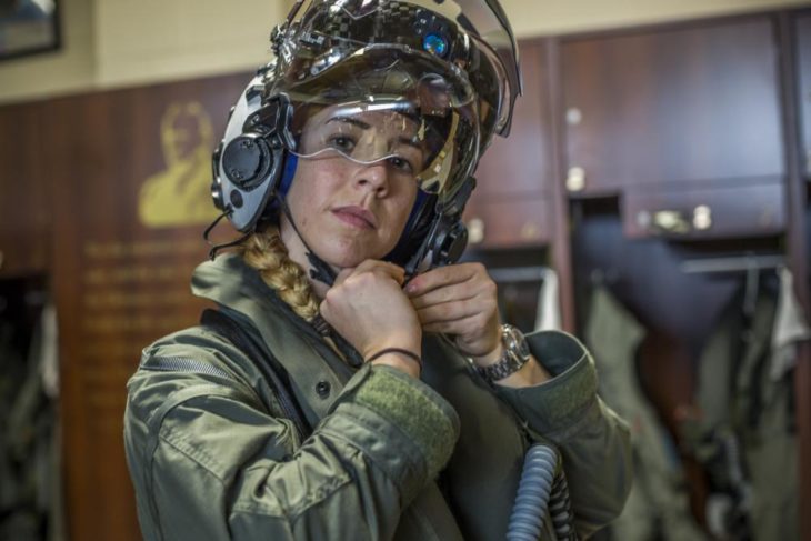 Capitana Anneliese Satz ajustándose el casco para pilotar