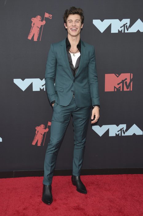 Shawn Mendes usando un traje de color verde en la alfombra de los premios MTV 2019