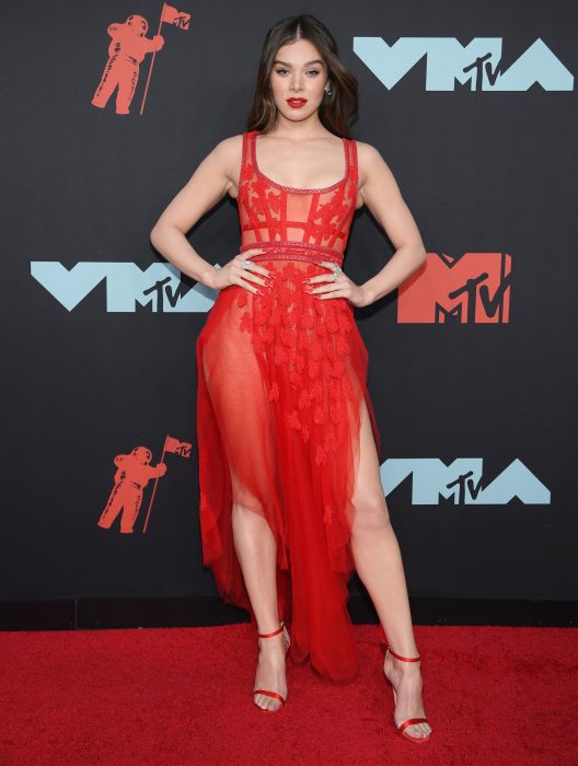 Hailee Steinfeld usando un vestido rojo en la alfombra roja de los premios MTV 2019