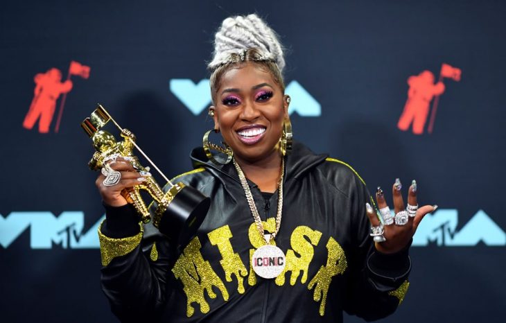 Missy Elliott besando su premio MTV Vanguard 2019