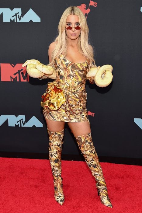 Tana Mongeau sosteniendo una víbora en los MTV music 2019