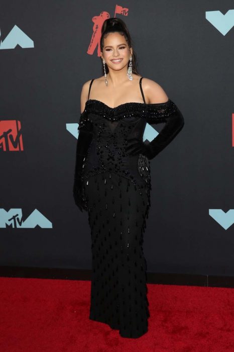 Rosalía usando un vestido negro para la gala de los premios MTV 2019