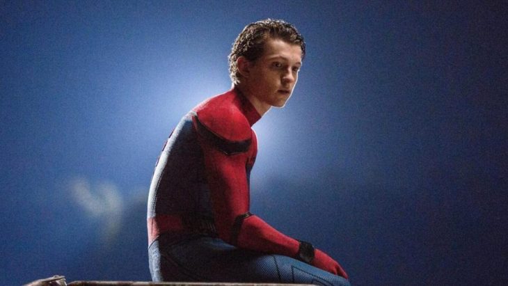 Tom Holland posando con su traje de Spider-Man 
