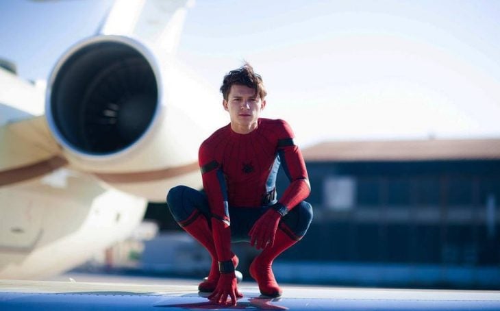 Tom Holland posando con su traje de Spider-Man 