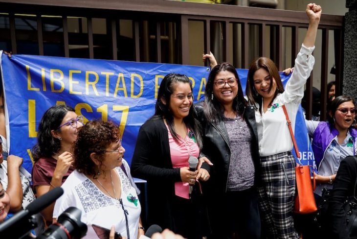 Después de escuchar su sentencia absolutoria Evely Hernández se reúne con grupos feministas que la apoyaron