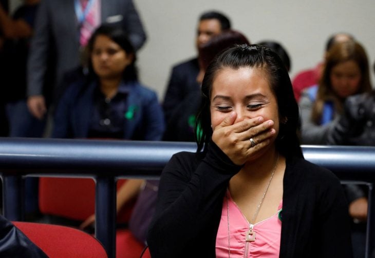 Evelyn Hernández se cubre la boca feliz al escuchar que es absuelta en El Salvador