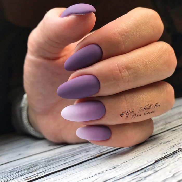 Uñas de color rosa con degradado a morado 