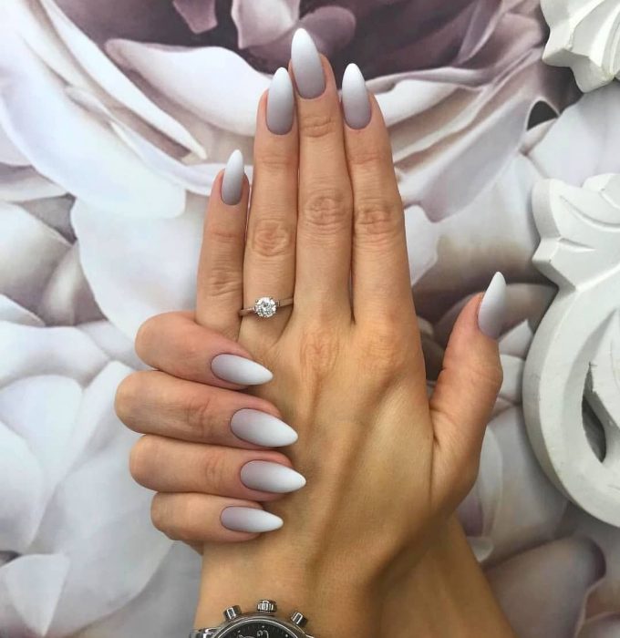 Uñas de color rosa con degradado a blanco con gris 